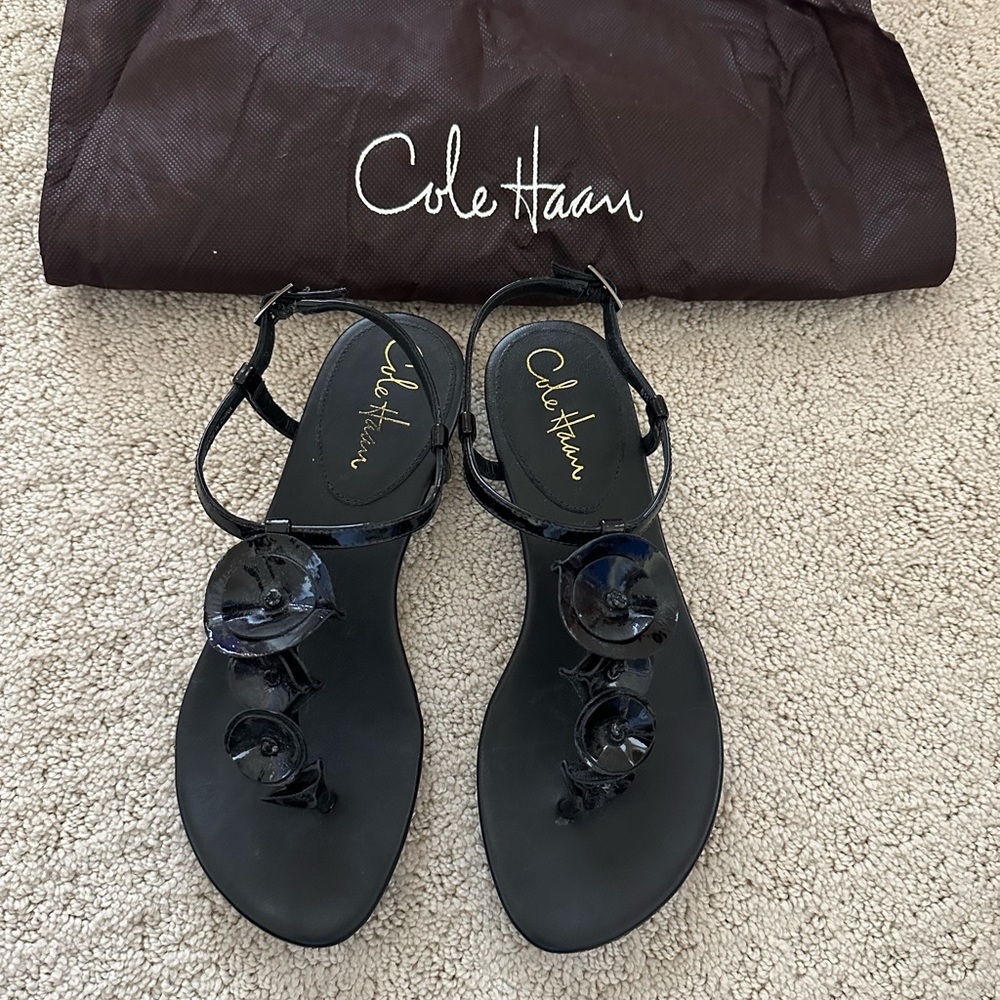 Cole Haan Halsley Black Patent Flower Thong Sandal Sz 5.5
